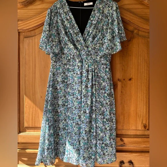 👗Floral Wrap Dress💗 - Picture 3 of 8